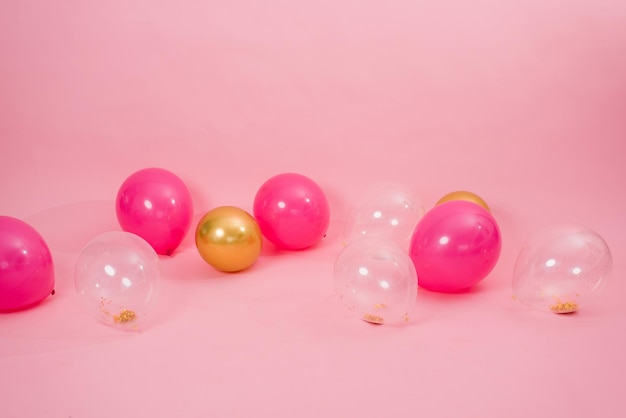 Hermoso oro rosa multicolor y transparente con confeti o lentejuelas yacen sobre un fondo rosa en un orden caótico Concepto del día de San Valentín cumpleaños día de la madre en estilo barbiecore