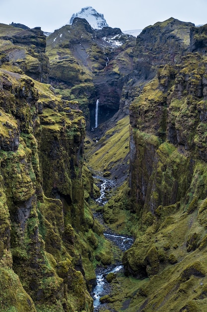 Hermoso otoño Mulagljufur Canyon Islandia Está ubicado no lejos de Ring Road y el glaciar Fjallsarlon con la laguna de hielo Breidarlon en el extremo sur del casquete polar Vatnajokull y el volcán Oraefajokull