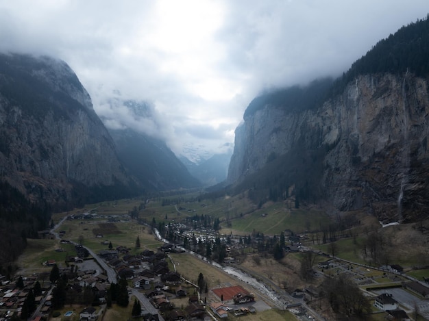 Un hermoso otoño en el pueblo de Lauterbrunnen en los Alpes suizos