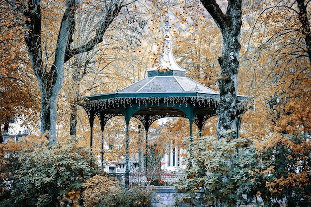 Hermoso pabellón francés en el parque de Luchon, Pirineos, Francia