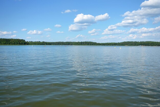 Hermoso paisaje de agua lago y cielo azul