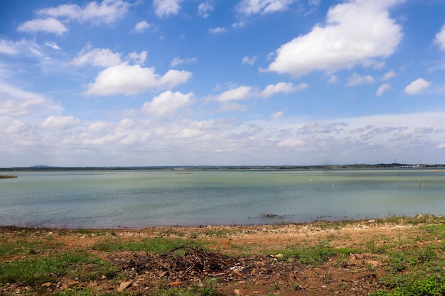 Hermoso paisaje con agua y nubes.