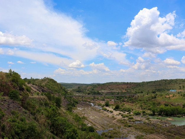 Hermoso paisaje con agua y nubes.