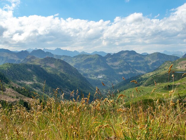 El hermoso paisaje de los Alpes italianos durante el verano