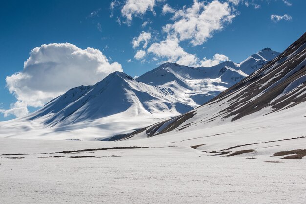 Hermoso paisaje de altas montañas en Georgia