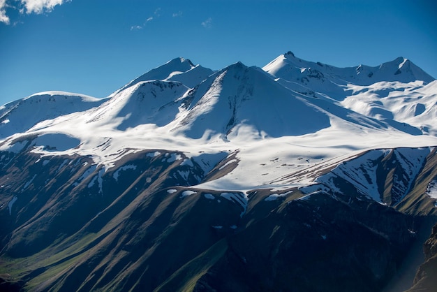 Hermoso paisaje de altas montañas en Georgia