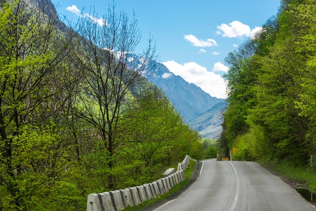 Hermoso paisaje de altas montañas sobre la carretera en Georgia