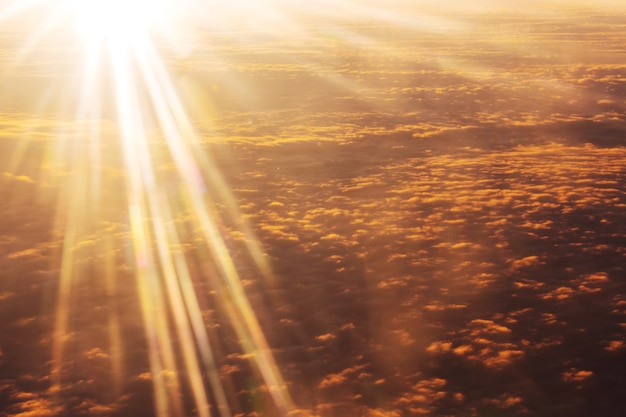 Hermoso paisaje de amanecer ardiente por encima de las nubes. Vista desde el avión. Fondo de concepto de puesta de sol y amanecer.