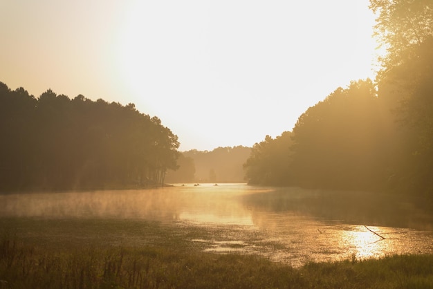 Hermoso paisaje del amanecer con la niebla sobre el lago Pang Oung en Mae Hong Son Tailandia