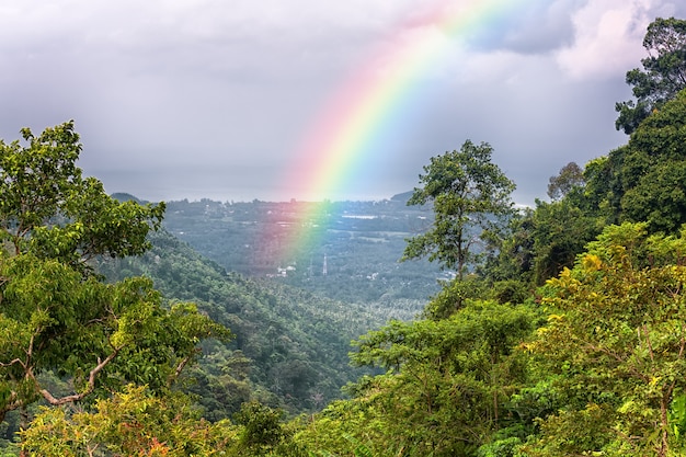 Foto hermoso paisaje con un arco iris en el cielo.