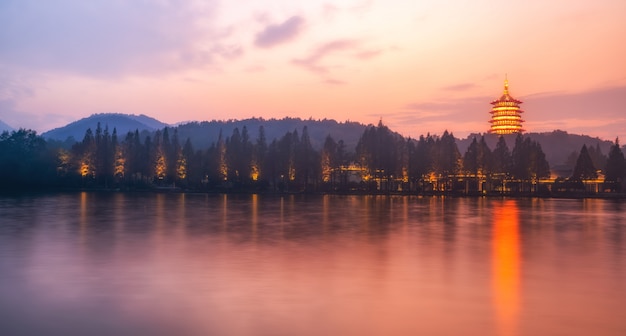 Hermoso paisaje arquitectónico del lago del oeste en Hangzhou en la noche