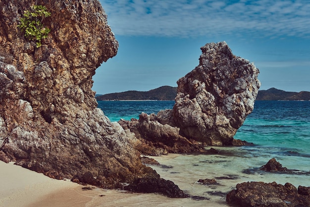 Hermoso paisaje de arrecifes rocosos de estalactitas en la costa de las Islas Filipinas, Océano Pacífico.