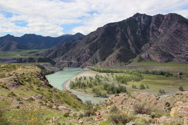 Hermoso paisaje desde arriba Montañas y bosques del río Azul