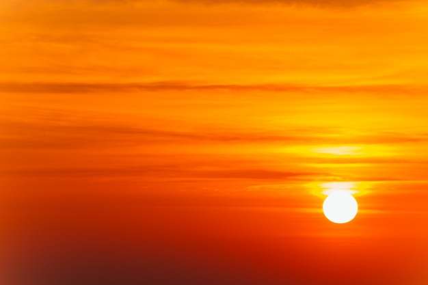 Foto hermoso paisaje de atardecer ardiente y cielo anaranjado encima de él