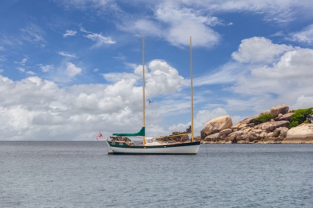 Hermoso paisaje de un barco navegando en el mar y las rocas en la espalda en Tailandia