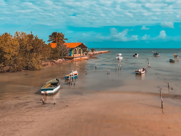 Hermoso paisaje con barcos en marea alta en el mar