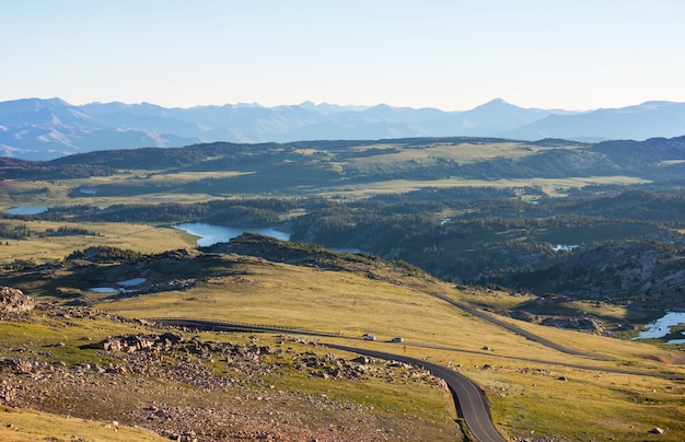 Hermoso paisaje de Beartooth Pass. Bosque Nacional Shoshone, Wyoming, Estados Unidos. Escena del amanecer.