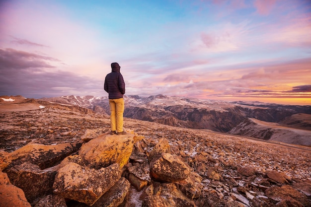 Hermoso paisaje de Beartooth Pass. Bosque Nacional Shoshone, Wyoming, Estados Unidos. Escena del amanecer.