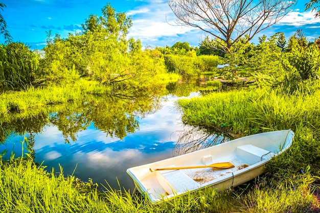 El hermoso paisaje del bote de remos de madera del centro comercial en un lago tranquilo