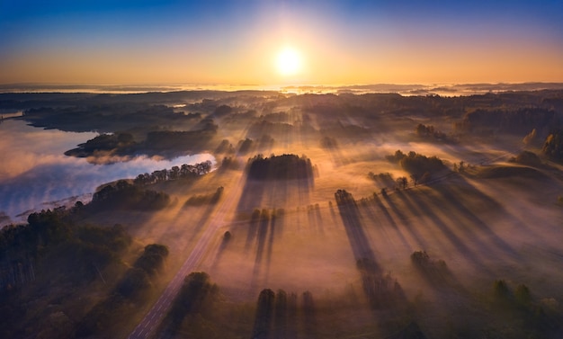 Hermoso paisaje cálido con rayos de sol temprano en la mañana