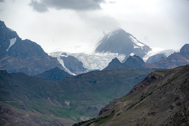 Hermoso paisaje en el camino a la carretera zanskar en Himalaya Range