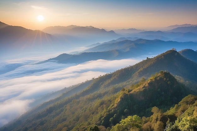 Hermoso paisaje de la capa de montaña en el rayo del sol de la mañana y la niebla de invierno en Doi Hua Mae Kham Mae Salong Nai Chiangrai Tailandia