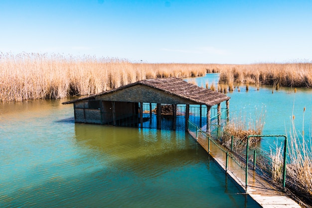 Hermoso paisaje de una casa abandonada e inundada