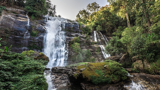 Hermoso paisaje de la cascada de Cliff Creek