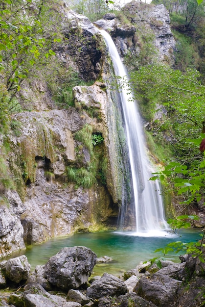 Hermoso paisaje de cascada