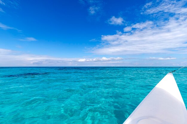 Hermoso paisaje desde el catamarán hasta el océano Atlántico y la costa Agua turquesa y cielo azul con nubes Cuba