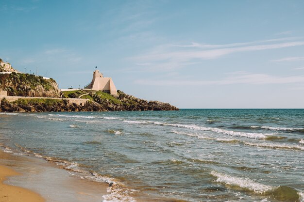 Hermoso paisaje cerca del mar con playa limpia.