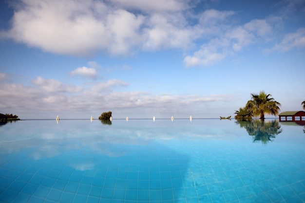 Hermoso paisaje con cielo azul y piscina infinita en el resort