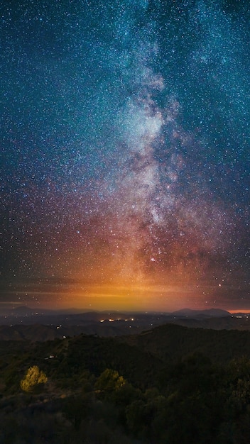 Hermoso paisaje con cielo estrellado