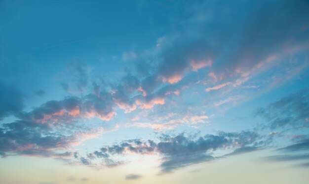 Hermoso paisaje de cielo y nubes.