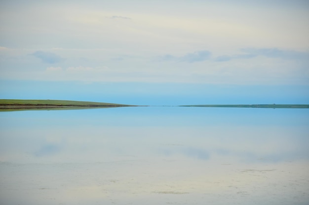 Hermoso paisaje El cielo se refleja en el agua