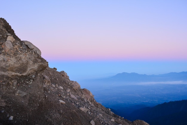 Hermoso paisaje en la cima de la montaña semeru