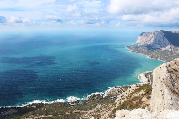 Hermoso paisaje desde la cima de la montaña con vista al mar y la costa.