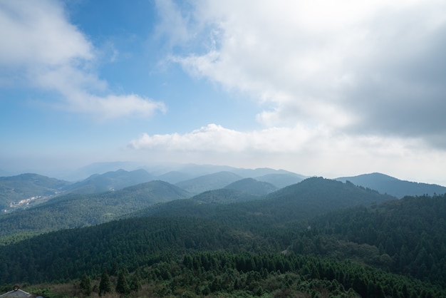 Hermoso paisaje en la cima de la montaña.