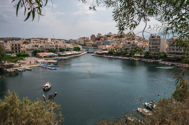 hermoso paisaje en la ciudad de Agios Nikolaos Creta Grecia