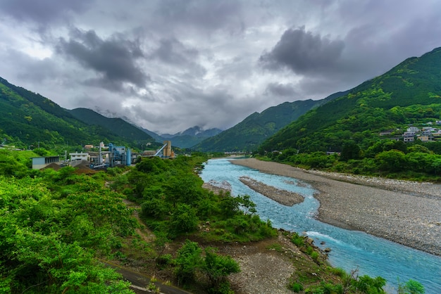 Hermoso paisaje de la ciudad y el río Miyama, Japón