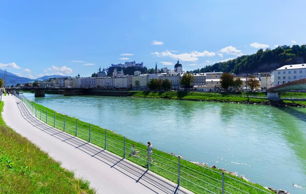 Hermoso paisaje de la ciudad de Salzburgo, catalogada como Patrimonio de la Humanidad por la UNESCO, viendo la Fortaleza de Hohensalzburg, el río Salzach y el Puente Makartsteg con los candados del amor, Austria
