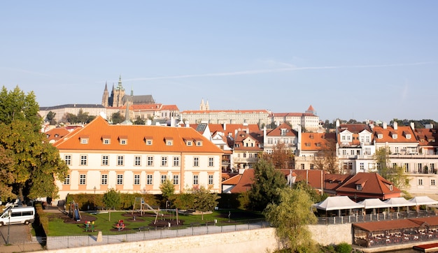 Hermoso paisaje de la ciudad vieja de Praga en un día soleado, República Checa