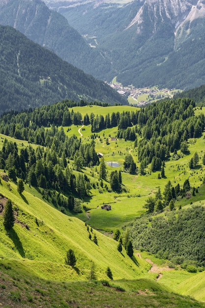 Hermoso paisaje con colina de montaña en los Alpes