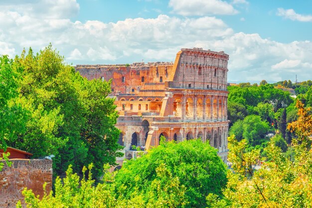 Foto hermoso paisaje del coliseo en roma una de las maravillas del mundo en el tiempo de la mañana vista desde el foro romano