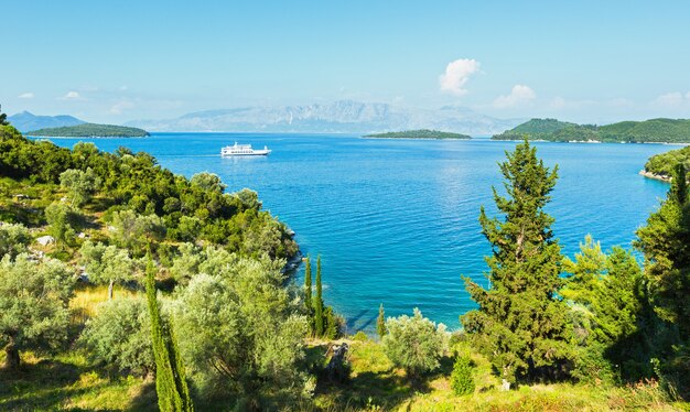 Hermoso paisaje de la costa de Lefkada de verano brumoso (Nydri, Grecia, Mar Jónico).