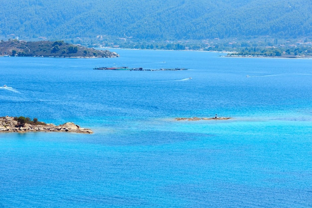 Hermoso paisaje de la costa del mar Egeo de verano (cerca de Lagonisi, Sithonia, Halkidiki, Grecia). Gente irreconocible.