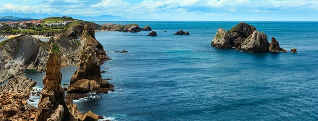 Hermoso paisaje de la costa del Océano Atlántico cerca de la playa de Arnia (Biskaya, Cantabria, España). Panorama de cosido de dos disparos.