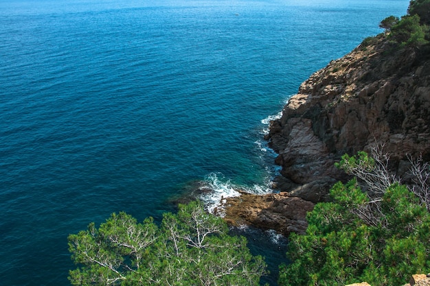 Hermoso paisaje de la costa rocosa del mar Mediterráneo Cataluña