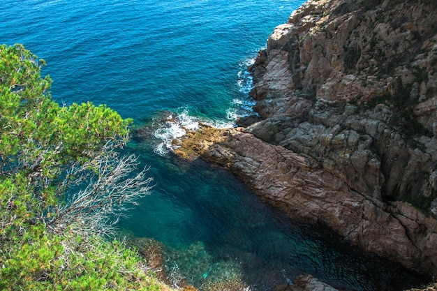 Hermoso paisaje de la costa rocosa del mar Mediterráneo Cataluña