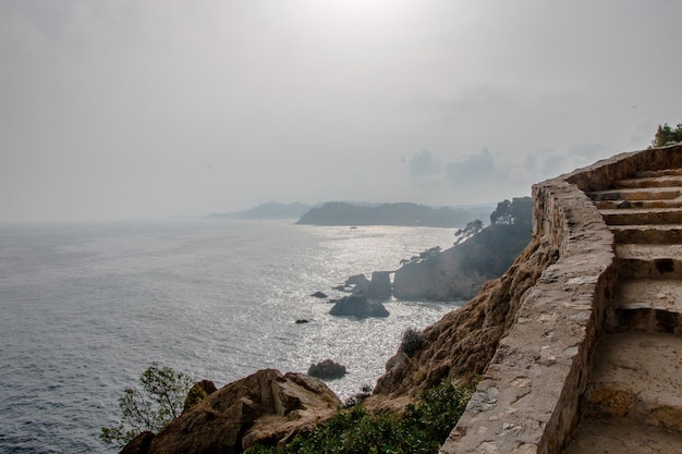 Hermoso paisaje de la costa rocosa del mar Mediterráneo Cataluña